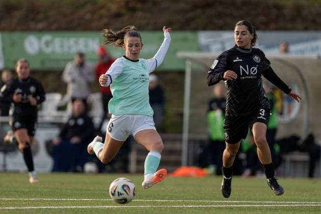 21.11.2025, Fußball, 2. Frauen-Bundesliga, 2025 2026, 11. Spieltag, SG 99 Andernach - VfR Schwarz-Weiss Warbeyen 1945 e. V. Lisa Kossmann (6 Andernach) holt zum Schuss aus. Ebla Gouriye (3 Warbeyen) kommt zu spät.