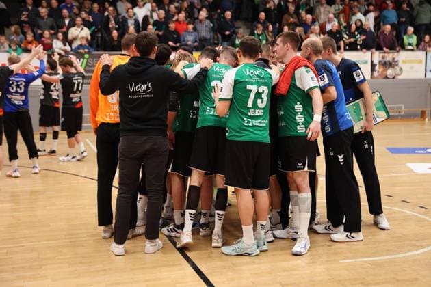 22.11.2025, Handball, Herren, 3. Liga, Staffel Süd-West, Saison 2025 2026, HG Saarlouis - TV Gelnhausen, Die Mannschaft (HG Saarlouis) feiert den Sieg Saarlouis Stadtgartenhalle Saarland Deutschland (DEU) Copyright: xSebastianxBachx