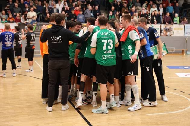 22.11.2025, Handball, Herren, 3. Liga, Staffel Süd-West, Saison 2025 2026, HG Saarlouis - TV Gelnhausen, Die Mannschaft (HG Saarlouis) feiert den Sieg Saarlouis Stadtgartenhalle Saarland Deutschland (DEU) Copyright: xSebastianxBachx