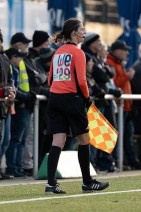 21.11.2025, Fußball, 2. Frauen-Bundesliga, 2025 2026, 11. Spieltag, SG 99 Andernach - VfR Schwarz-Weiss Warbeyen 1945 e. V. Linienrichterin Sonja Reßler präsentiert auf ihrem Trikot das Motto der deutschen Bewerbung WE29 - Together WE Rise für die UEFA Women s EURO 2029.