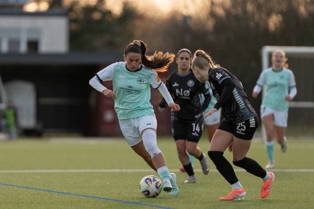 21.11.2025, Fußball, 2. Frauen-Bundesliga, 2025 2026, 11. Spieltag, SG 99 Andernach - VfR Schwarz-Weiss Warbeyen 1945 e. V. Besarta Hisenaj (4 Andernach) versucht Abwehrspielerin Yael Mollink (25 Warbeyen) zu umspielen.