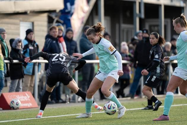 21.11.2025, Fußball, 2. Frauen-Bundesliga, 2025 2026, 11. Spieltag, SG 99 Andernach - VfR Schwarz-Weiss Warbeyen 1945 e. V. Yael Mollink (25 Warbeyen) und Malou Müller (27 Andernach) im Zweikampf.