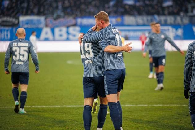 Torjubel 2:0 links Jan Mejdr (Rostock) wird von Torschütze Emil Frost Holten (Rostock) geküsst ; GER, FC Hansa Rostock vs. 1. FC Schweinfurth 05, Fußball, Männer, 3. Liga, 15.Spieltag, Spielzeit 2025 2026, 22.11.2025 Rostock Ostseestadion Mecklenburg - Vorpommern Deutschland