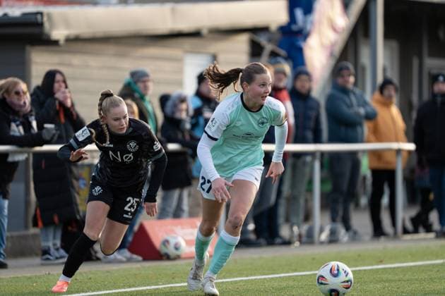21.11.2025, Fußball, 2. Frauen-Bundesliga, 2025 2026, 11. Spieltag, SG 99 Andernach - VfR Schwarz-Weiss Warbeyen 1945 e. V. Malou Müller (27 Andernach) gewinnt den Zweikampf gegen Yael Mollink (25 Warbeyen) und schaut, wohin sie den Ball spielen kann.