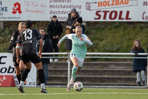 21.11.2025, Fußball, 2. Frauen-Bundesliga, 2025 2026, 11. Spieltag, SG 99 Andernach - VfR Schwarz-Weiss Warbeyen 1945 e. V. Isabel Pfeiffer (21 Andernach) läuft mit dem Ball in den 16-Meter-Raum ein.