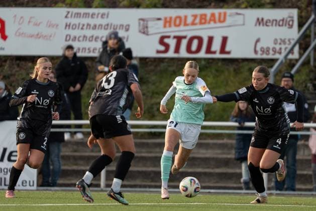 21.11.2025, Fußball, 2. Frauen-Bundesliga, 2025 2026, 11. Spieltag, SG 99 Andernach - VfR Schwarz-Weiss Warbeyen 1945 e. V. Isabel Pfeiffer (21 Andernach) wird von Giulia Bauer (4 Warbeyen) gehalten.