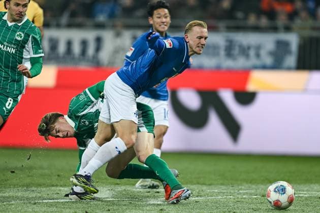 Isac Lidberg (SV Darmstadt 1898, 07) im Zweikampf mit Luca Itter (SpVgg Greuther Fürth, 27), GER, SV Darmstadt 98 vs SpVgg Greuther Fürth, Fussball, 2. Bundesliga, 13. Spieltag, Spielzeit 2025 2026, 22.11.2025. DFL REGULATIONS PROHIBIT ANY USE OF PHOTOGRAPHS AS IMAGE SEQUENCES AND OR QUASI-VIDEO GER, SV Darmstadt 98 vs SpVgg Greuther Fürth, Fussball, 2. Bundesliga, 13. Spieltag, Spielzeit 2025 2026, 22.11.2025. Darmstadt