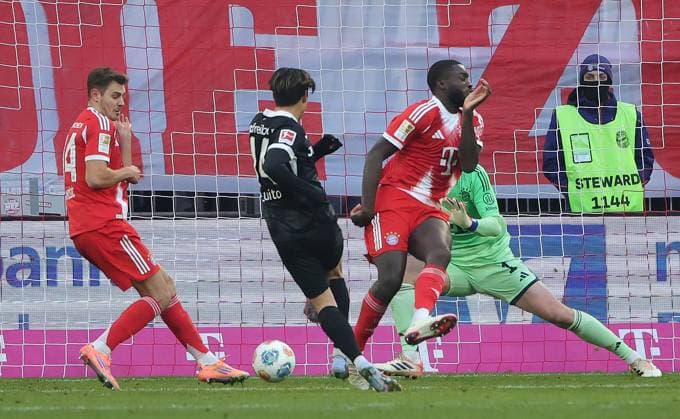 22.11.2025, 1. Bundesliga , FC Bayern vs SC Freiburg, Allianz Arena Muenchen, Fussball, im Bild: 0:1 von Yuito Suzuki (SC Freiburg), Josip Stanisic (FC Bayern Muenchen), Manuel Neuer (FC Bayern Muenchen) und Dayot Upamecano (FC Bayern Muenchen) geschlagen