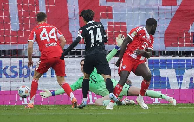 22.11.2025, 1. Bundesliga , FC Bayern vs SC Freiburg, Allianz Arena Muenchen, Fussball, im Bild: 0:1 von Yuito Suzuki (SC Freiburg), Josip Stanisic (FC Bayern Muenchen), Manuel Neuer (FC Bayern Muenchen) und Dayot Upamecano (FC Bayern Muenchen) geschlagen