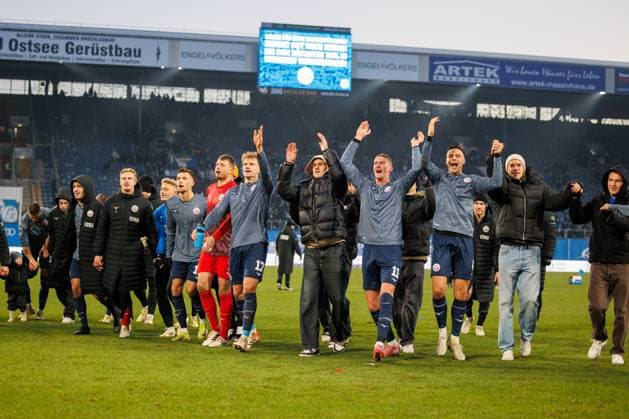 Siegjubel v.l. Torwart Max Hagemoser (Rostock) , Cedric Harenbrock (Rostock) , Paul Stock (Rostock) , Torwart Benjamin Uphoff (Rostock) , Florian Carstens (Rostock), Lukas Wallner (Rostock) , Emil Frost Holten (Rostock) , Kenan Fatkic (Rostock), Felix Ruschke (Rostock) und David Hummel (Rostock) ; GER, FC Hansa Rostock vs. 1. FC Schweinfurth 05, Fußball, Männer, 3. Liga, 15.Spieltag, Spielzeit 2025 2026, 22.11.2025 Rostock Ostseestadion Mecklenburg - Vorpommern Deutschland
