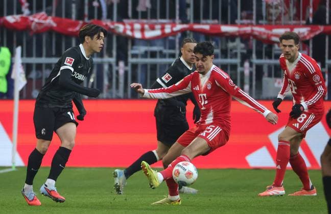 22.11.2025, 1. Bundesliga , FC Bayern vs SC Freiburg, Allianz Arena Muenchen, Fussball, im Bild: Yuito Suzuki (SC Freiburg) vs Aleksandar Pavlovic (FC Bayern Muenchen), Leon Goretzka (FC Bayern Muenchen)