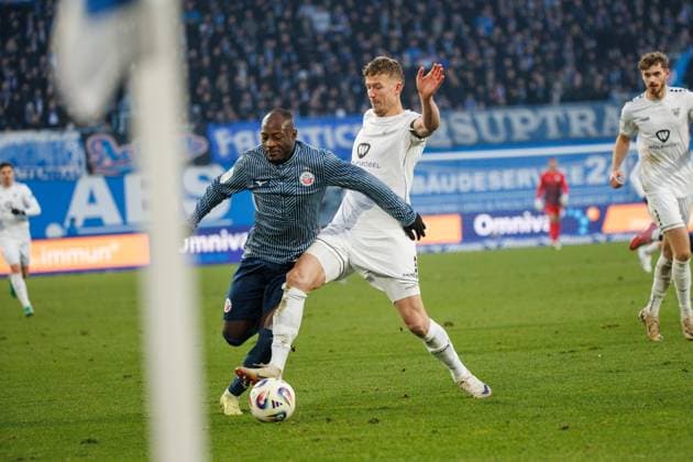 links Christian Kinsombi (Rostock) gegen Thomas Meißner (FCS) ; GER, FC Hansa Rostock vs. 1. FC Schweinfurth 05, Fußball, Männer, 3. Liga, 15.Spieltag, Spielzeit 2025 2026, 22.11.2025 Rostock Ostseestadion Mecklenburg - Vorpommern Deutschland