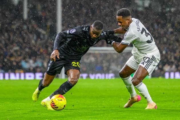 Fulham v Sunderland Premier League 22 11 2025. Sunderland defender Nordi Mukiele (20) takes on Fulham defender Ryan Sessegnon (30) during the Premier League match between Fulham and Sunderland at Craven Cottage, London, England on 22 November 2025. London Craven Cottage Greater London England Editorial use only DataCo restrictions apply See www.football-dataco.com , Copyright: xSimonxTraylenx PSI-23246-0048