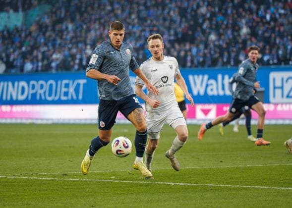 links Jan Mejdr (Rostock) gegen Joshua Endres (FCS) ; GER, FC Hansa Rostock vs. 1. FC Schweinfurth 05, Fußball, Männer, 3. Liga, 15.Spieltag, Spielzeit 2025 2026, 22.11.2025 Rostock Ostseestadion Mecklenburg - Vorpommern Deutschland