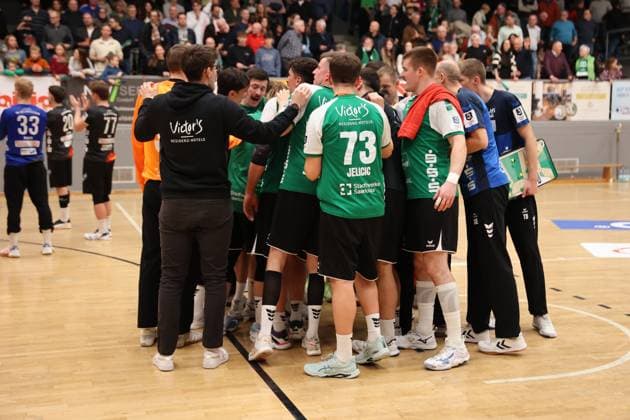 22.11.2025, Handball, Herren, 3. Liga, Staffel Süd-West, Saison 2025 2026, HG Saarlouis - TV Gelnhausen, Die Mannschaft (HG Saarlouis) feiert den Sieg Saarlouis Stadtgartenhalle Saarland Deutschland (DEU) Copyright: xSebastianxBachx