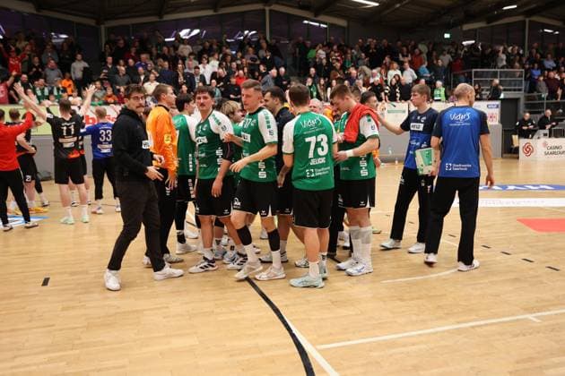 22.11.2025, Handball, Herren, 3. Liga, Staffel Süd-West, Saison 2025 2026, HG Saarlouis - TV Gelnhausen, Die Mannschaft (HG Saarlouis) feiert den Sieg Saarlouis Stadtgartenhalle Saarland Deutschland (DEU) Copyright: xSebastianxBachx
