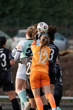 21.11.2025, Fußball, 2. Frauen-Bundesliga, 2025 2026, 11. Spieltag, SG 99 Andernach - VfR Schwarz-Weiss Warbeyen 1945 e. V. Malou Müller (27 Andernach) erwischt den Ball, nach einer Ecke, noch mit dem Kopf und netzt zum 2:0 ein. Lea Egbers (12 Warbeyen) konnte auch nicht mehr viel machen.