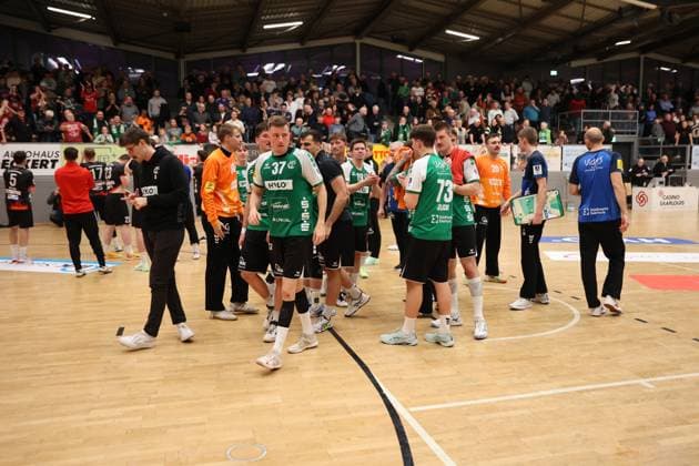22.11.2025, Handball, Herren, 3. Liga, Staffel Süd-West, Saison 2025 2026, HG Saarlouis - TV Gelnhausen, Die Mannschaft (HG Saarlouis) feiert den Sieg Saarlouis Stadtgartenhalle Saarland Deutschland (DEU) Copyright: xSebastianxBachx