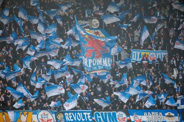 Hansa Fans auf der Südtribüne schwenken ihre zahlreichen Fahnen; GER, FC Hansa Rostock vs. 1. FC Schweinfurth 05, Fußball, Männer, 3. Liga, 15.Spieltag, Spielzeit 2025 2026, 22.11.2025 Rostock Ostseestadion Mecklenburg - Vorpommern Deutschland