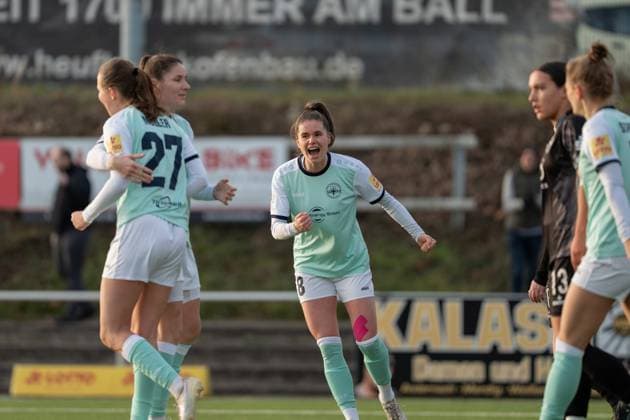 21.11.2025, Fußball, 2. Frauen-Bundesliga, 2025 2026, 11. Spieltag, SG 99 Andernach - VfR Schwarz-Weiss Warbeyen 1945 e. V. Große Freude nach dem 2:0 durch Malou Müller (27 Andernach) bei Maren Weingarz (8 Andernach) und Magdalena Schumacher (23 Andernach).