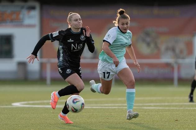 21.11.2025, Fußball, 2. Frauen-Bundesliga, 2025 2026, 11. Spieltag, SG 99 Andernach - VfR Schwarz-Weiss Warbeyen 1945 e. V. Yael Mollink (25 Warbeyen) und Leonie Wäschenbach (17 Andernach) im Laufduell.