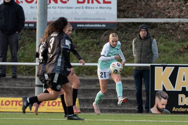 21.11.2025, Fußball, 2. Frauen-Bundesliga, 2025 2026, 11. Spieltag, SG 99 Andernach - VfR Schwarz-Weiss Warbeyen 1945 e. V. Isabel Pfeiffer (21 Andernach) flankt den Ball in den Strafraum.