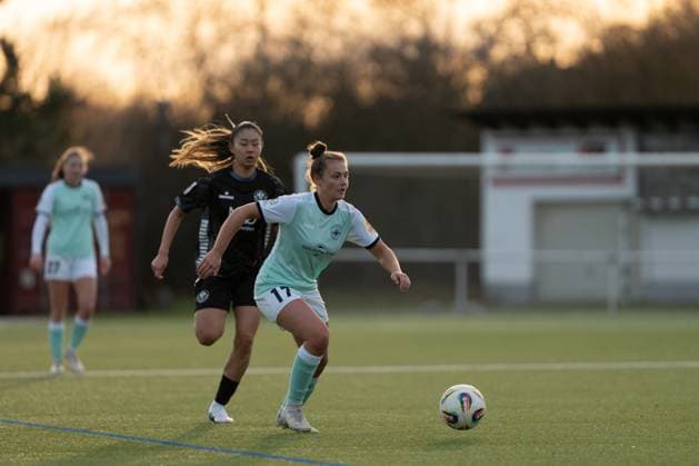 21.11.2025, Fußball, 2. Frauen-Bundesliga, 2025 2026, 11. Spieltag, SG 99 Andernach - VfR Schwarz-Weiss Warbeyen 1945 e. V. Leonie Wäschenbach (17 Andernach) läuft mit dem Ball durch das Mittelfeld.