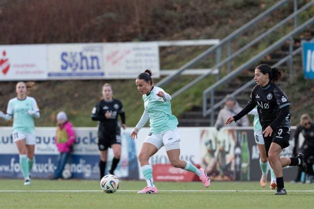 21.11.2025, Fußball, 2. Frauen-Bundesliga, 2025 2026, 11. Spieltag, SG 99 Andernach - VfR Schwarz-Weiss Warbeyen 1945 e. V. Rinesa Alija (20 Andernach) gewinnt den Ball im Mittelfeld.