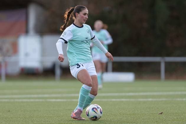 21.11.2025, Fußball, 2. Frauen-Bundesliga, 2025 2026, 11. Spieltag, SG 99 Andernach - VfR Schwarz-Weiss Warbeyen 1945 e. V. Muriel Bey (31 Andernach) passt den Ball.