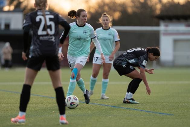 21.11.2025, Fußball, 2. Frauen-Bundesliga, 2025 2026, 11. Spieltag, SG 99 Andernach - VfR Schwarz-Weiss Warbeyen 1945 e. V. Vanessa Zilligen (15 Andernach) mit dem Ball am Fuß.