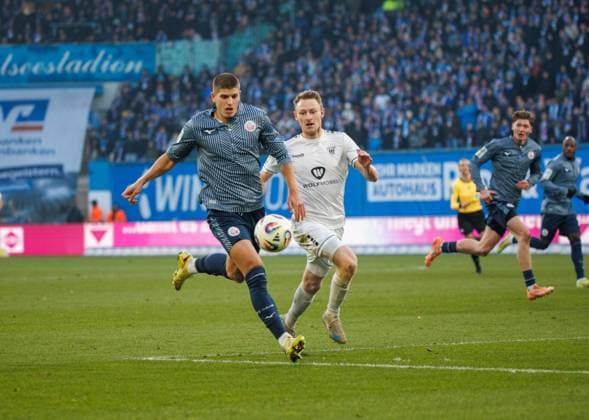 links Jan Mejdr (Rostock) gegen Joshua Endres (FCS) ; GER, FC Hansa Rostock vs. 1. FC Schweinfurth 05, Fußball, Männer, 3. Liga, 15.Spieltag, Spielzeit 2025 2026, 22.11.2025 Rostock Ostseestadion Mecklenburg - Vorpommern Deutschland