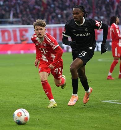 22.11.2025, 1. Bundesliga , FC Bayern vs SC Freiburg, Allianz Arena Muenchen, Fussball, im Bild: Lennart Karl (FC Bayern Muenchen) vs Jordy Makengo (SC Freiburg)