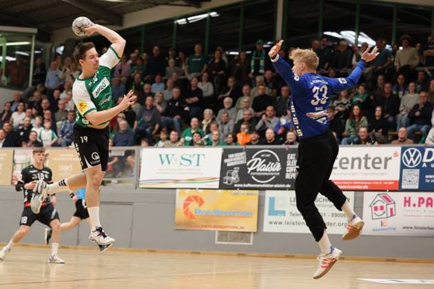 22.11.2025, Handball, Herren, 3. Liga, Staffel Süd-West, Saison 2025 2026, HG Saarlouis - TV Gelnhausen, Lars Weissgerber (HG Saarlouis), Daniel Drozdz (TV Gelnhausen) Saarlouis Stadtgartenhalle Saarland Deutschland (DEU) Copyright: xSebastianxBachx