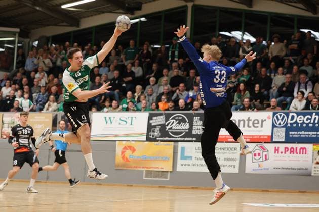 22.11.2025, Handball, Herren, 3. Liga, Staffel Süd-West, Saison 2025 2026, HG Saarlouis - TV Gelnhausen, Lars Weissgerber (HG Saarlouis), Daniel Drozdz (TV Gelnhausen) Saarlouis Stadtgartenhalle Saarland Deutschland (DEU) Copyright: xSebastianxBachx