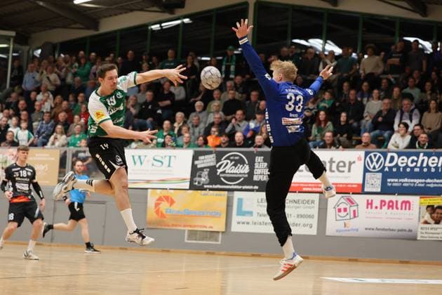 22.11.2025, Handball, Herren, 3. Liga, Staffel Süd-West, Saison 2025 2026, HG Saarlouis - TV Gelnhausen, Lars Weissgerber (HG Saarlouis), Daniel Drozdz (TV Gelnhausen) Saarlouis Stadtgartenhalle Saarland Deutschland (DEU) Copyright: xSebastianxBachx