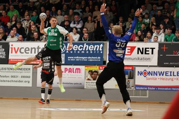 22.11.2025, Handball, Herren, 3. Liga, Staffel Süd-West, Saison 2025 2026, HG Saarlouis - TV Gelnhausen, Yves Kunkel (HG Saarlouis), Daniel Drozdz (TV Gelnhausen) Saarlouis Stadtgartenhalle Saarland Deutschland (DEU) Copyright: xSebastianxBachx