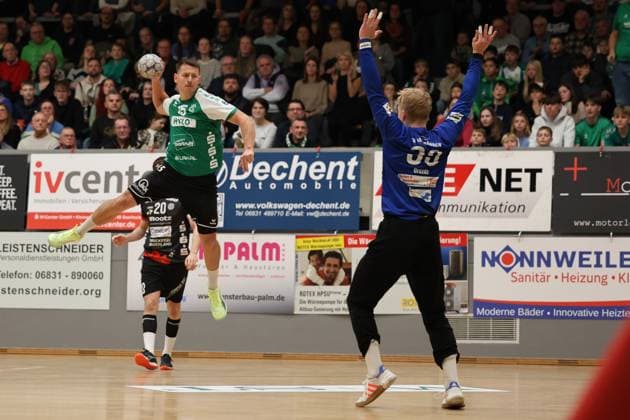 22.11.2025, Handball, Herren, 3. Liga, Staffel Süd-West, Saison 2025 2026, HG Saarlouis - TV Gelnhausen, Yves Kunkel (HG Saarlouis), Daniel Drozdz (TV Gelnhausen) Saarlouis Stadtgartenhalle Saarland Deutschland (DEU) Copyright: xSebastianxBachx