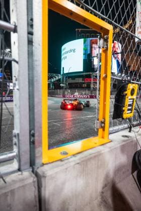 Formula 1 Heineken Las Vegas Grand Prix 2025 Thomas Cerato OVERTAKE MAXPPP - Las Vegas 22 11 2025 04 NORRIS Lando (gbr), McLaren F1 Team, action22 TSUNODA Yuki (jpn), Oracle Red Bull Racing, action at the Formula 1 Heineken Las Vegas Grand Prix 2025, the 22nd round of the 2025 FIA Formula 1 World Championship, WM, Weltmeisterschaft held on the Las Vegas Strip Circuit in Las Vegas, Nevada, United States, from 19 to 22 November 2025. Las Vegas Las Vegas Strip Circuit United States Copyright: xOVERTAKE MAXPPPxThomasxCeratox OVT202511225142 OVT202511225142
