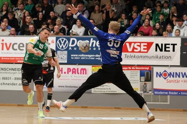 22.11.2025, Handball, Herren, 3. Liga, Staffel Süd-West, Saison 2025 2026, HG Saarlouis - TV Gelnhausen, Yves Kunkel (HG Saarlouis), Daniel Drozdz (TV Gelnhausen) Saarlouis Stadtgartenhalle Saarland Deutschland (DEU) Copyright: xSebastianxBachx