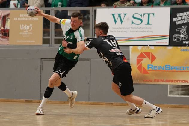 22.11.2025, Handball, Herren, 3. Liga, Staffel Süd-West, Saison 2025 2026, HG Saarlouis - TV Gelnhausen, Tom Paetow (HG Saarlouis), Silas Altwein (TV Gelnhausen) Saarlouis Stadtgartenhalle Saarland Deutschland (DEU) Copyright: xSebastianxBachx