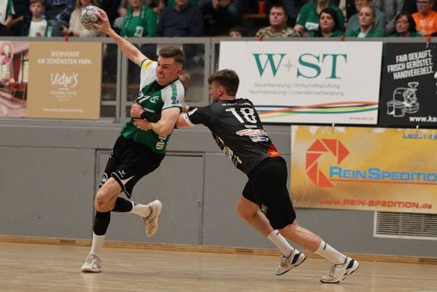 22.11.2025, Handball, Herren, 3. Liga, Staffel Süd-West, Saison 2025 2026, HG Saarlouis - TV Gelnhausen, Tom Paetow (HG Saarlouis), Silas Altwein (TV Gelnhausen) Saarlouis Stadtgartenhalle Saarland Deutschland (DEU) Copyright: xSebastianxBachx