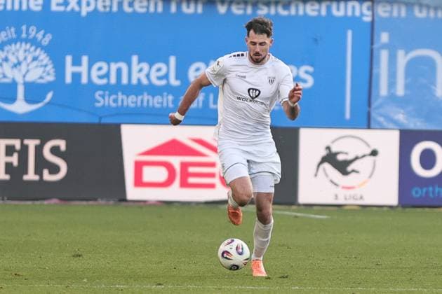 22.11.2025, Fussball, Herren, 15. Spieltag Dritte Liga 3. Liga Saison 2025 2026: FC Hansa Rostock - FC Schweinfurt 05 Lucas Zeller (FC Schweinfurt 05, 06) mit Ball am Fuß, Einzelbild Rostock Ostseestadion Mecklenburg-Vorpommern Deutschland
