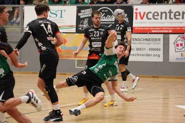 22.11.2025, Handball, Herren, 3. Liga, Staffel Süd-West, Saison 2025 2026, HG Saarlouis - TV Gelnhausen, Joshua Reitz (HG Saarlouis) Saarlouis Stadtgartenhalle Saarland Deutschland (DEU) Copyright: xSebastianxBachx