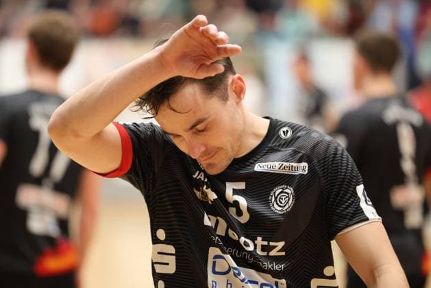 22.11.2025, Handball, Herren, 3. Liga, Staffel Süd-West, Saison 2025 2026, HG Saarlouis - TV Gelnhausen, Yannik Mocken (TV Gelnhausen) enttäuscht Saarlouis Stadtgartenhalle Saarland Deutschland (DEU) Copyright: xSebastianxBachx