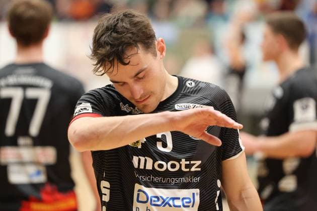 22.11.2025, Handball, Herren, 3. Liga, Staffel Süd-West, Saison 2025 2026, HG Saarlouis - TV Gelnhausen, Yannik Mocken (TV Gelnhausen) enttäuscht Saarlouis Stadtgartenhalle Saarland Deutschland (DEU) Copyright: xSebastianxBachx
