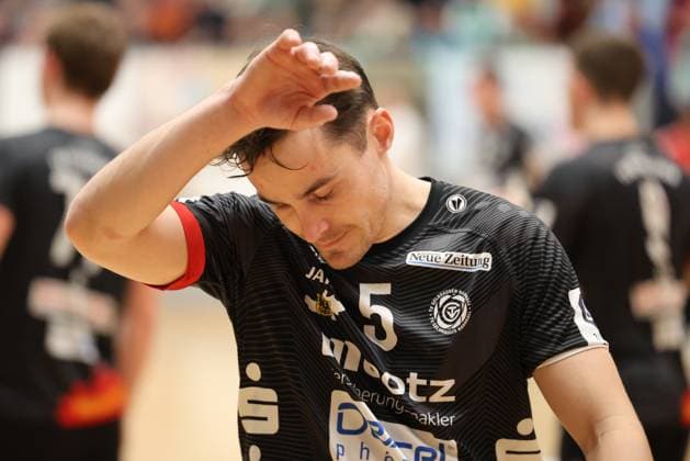 22.11.2025, Handball, Herren, 3. Liga, Staffel Süd-West, Saison 2025 2026, HG Saarlouis - TV Gelnhausen, Yannik Mocken (TV Gelnhausen) enttäuscht Saarlouis Stadtgartenhalle Saarland Deutschland (DEU) Copyright: xSebastianxBachx