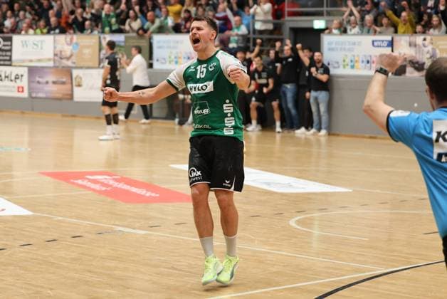 22.11.2025, Handball, Herren, 3. Liga, Staffel Süd-West, Saison 2025 2026, HG Saarlouis - TV Gelnhausen, Yves Kunkel (HG Saarlouis) jubelt Saarlouis Stadtgartenhalle Saarland Deutschland (DEU) Copyright: xSebastianxBachx