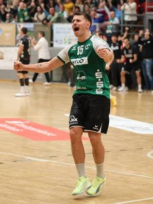 22.11.2025, Handball, Herren, 3. Liga, Staffel Süd-West, Saison 2025 2026, HG Saarlouis - TV Gelnhausen, Yves Kunkel (HG Saarlouis) jubelt Saarlouis Stadtgartenhalle Saarland Deutschland (DEU) Copyright: xSebastianxBachx