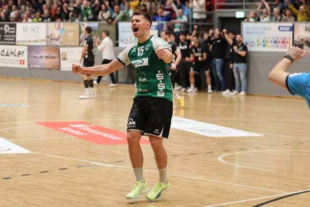 22.11.2025, Handball, Herren, 3. Liga, Staffel Süd-West, Saison 2025 2026, HG Saarlouis - TV Gelnhausen, Yves Kunkel (HG Saarlouis) jubelt Saarlouis Stadtgartenhalle Saarland Deutschland (DEU) Copyright: xSebastianxBachx