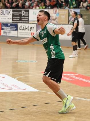22.11.2025, Handball, Herren, 3. Liga, Staffel Süd-West, Saison 2025 2026, HG Saarlouis - TV Gelnhausen, Yves Kunkel (HG Saarlouis) jubelt Saarlouis Stadtgartenhalle Saarland Deutschland (DEU) Copyright: xSebastianxBachx